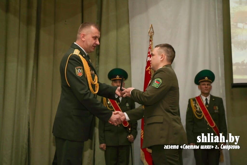 Начальник Сморгонской пограничной группы Максим БУТРАНЕЦ награждает Василия КУРАТНИКА, заместителя коменданта пограничной комендатуры "Поставы".