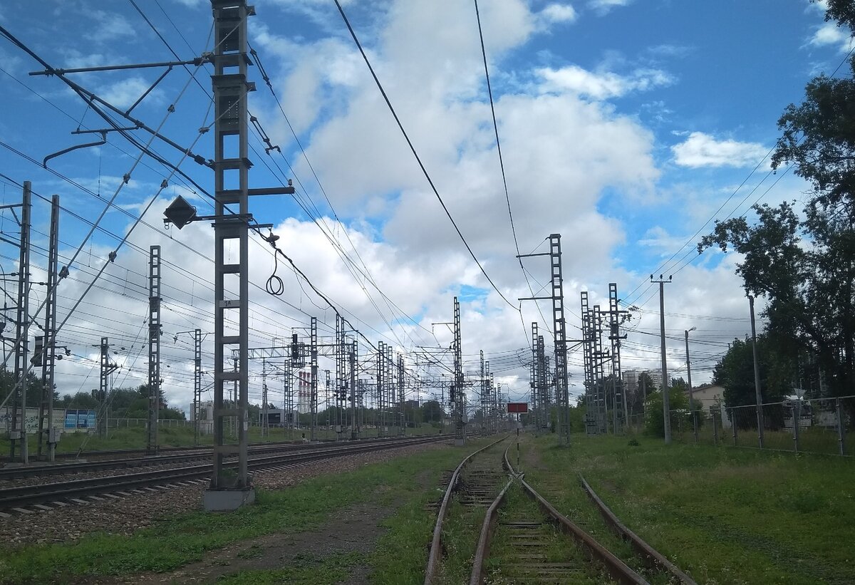 Подъездные пути и главный ход (слева). Вид в сторону Ленинградского вокзала.