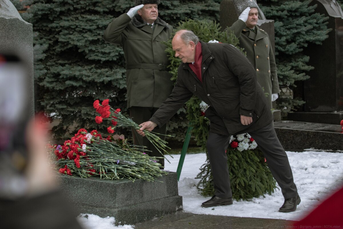 Когда день рождения сталина какого числа. День рождения Сталина на красной площади. Зюганов возлагает цветы к могиле Сталина. Зюганов возлагает цветы Ельцину. Зюганов возлагает цветы Сталину.