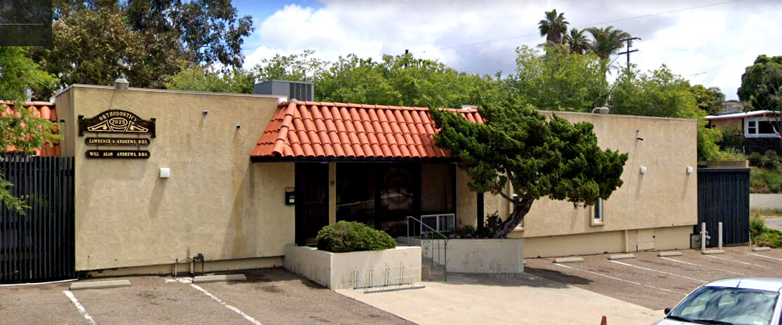 Офис ортодонтии доктора Лоуренса Эндрюса в Сан-Диего в США. Обычно это одноэтажное отдельностоящее здание, со своей парковкой.