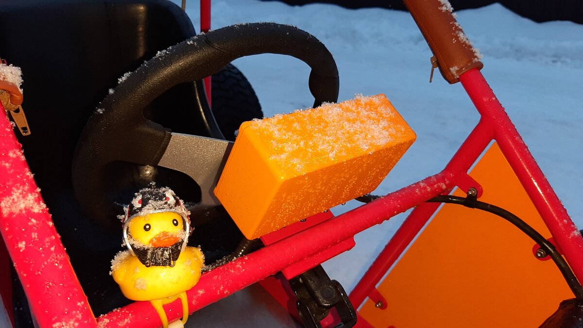 Решили мы испытать наш самодельный карт на льду. Для этого мы отправились в лес и нашли замерзший пруд. отчистили о снега, сделали импровизированную трассу и погнали!!! Дрифт на картинге зимой на льду развлечение очень интересное, а дрифт на картинге на льду в двойне интересней! Наш самодельный картинг с двигателем от мотоблока, с легкостью справлялся с небольшими сугробами, но проходить такие препятствия приходилось ходом, если карт в снегу начинал буксовать то без посторонней помощи выехать уже не мог.