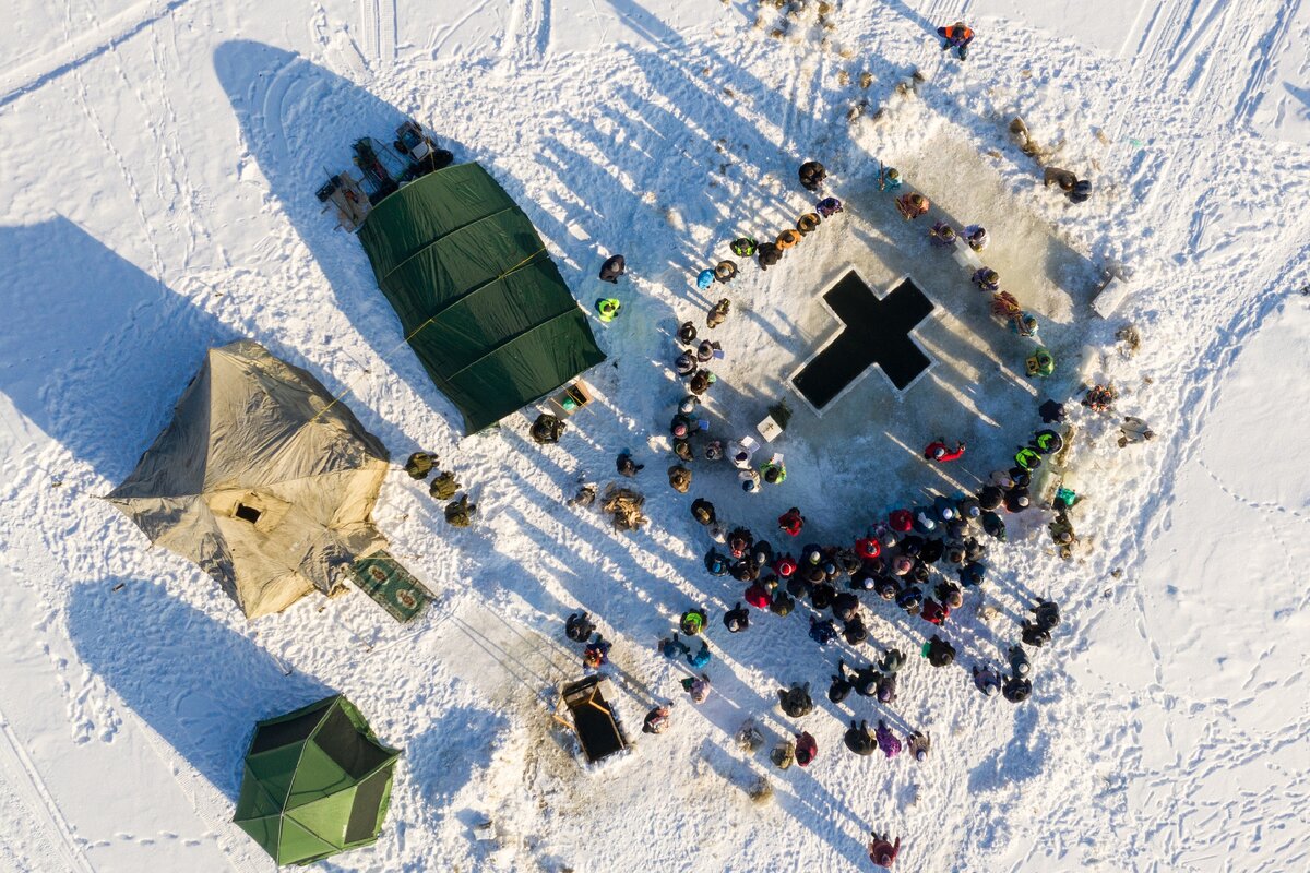 Вид сверху на купель на реке Лютога - Фото: СЕРГЕЙ КРАСНОУХОВ/ТАСС