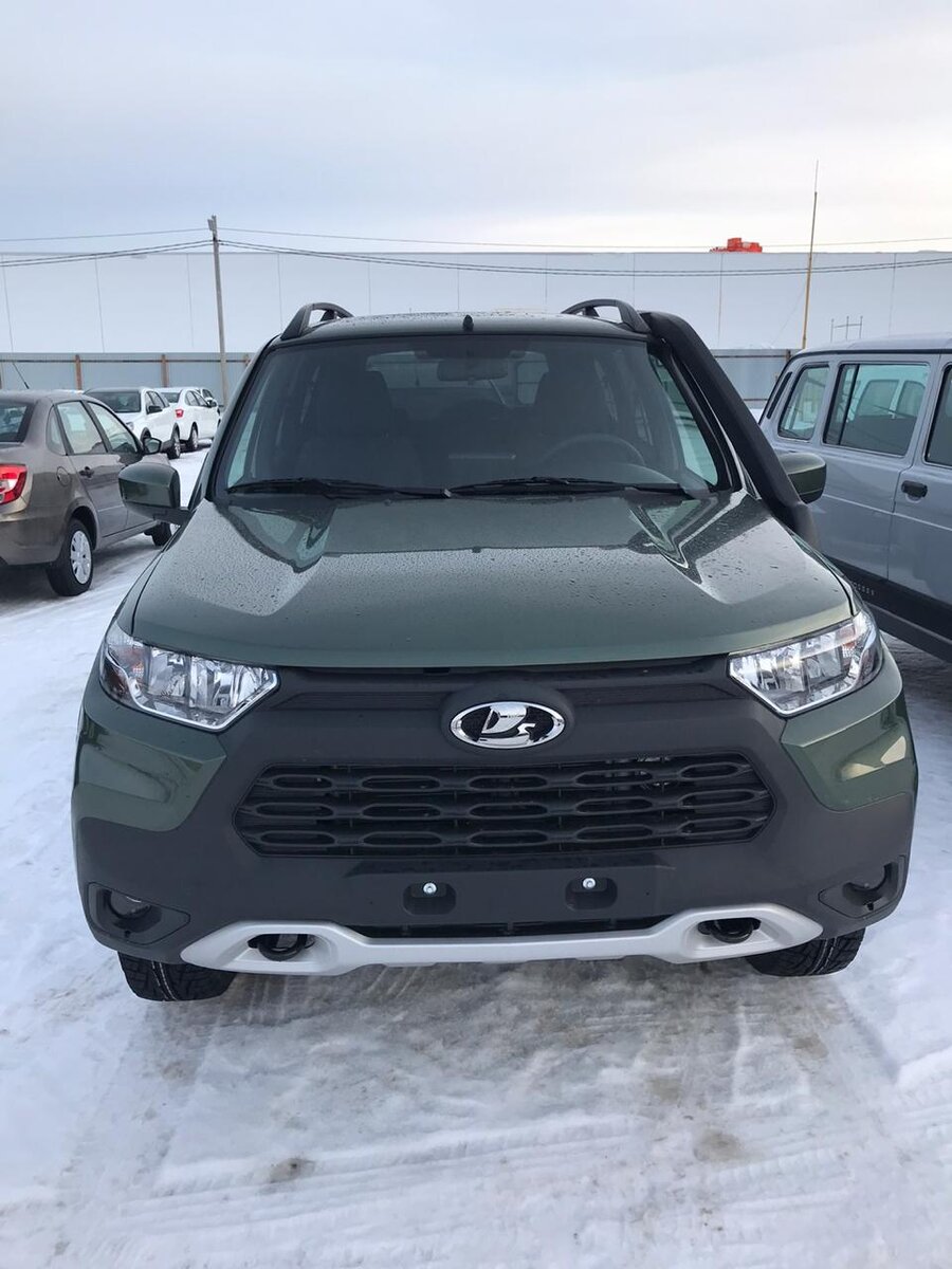 Лада Нива Тревел в максимальной комплектации Офф-роад, цвет "Амазония"