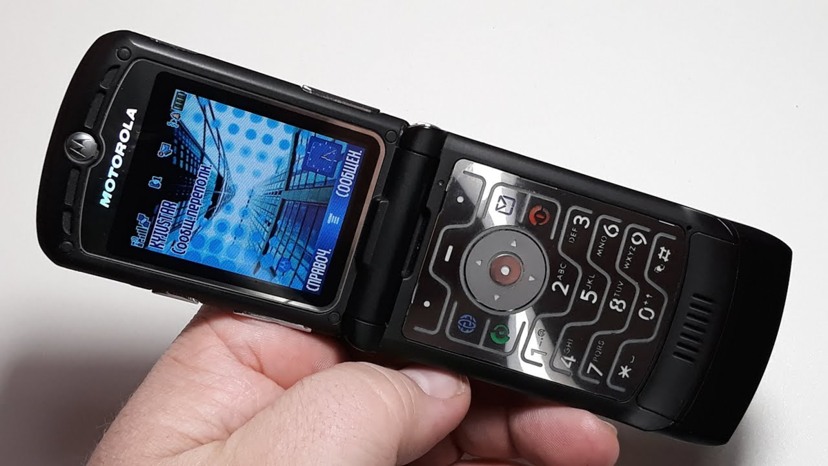 Еще один культовых аппарат — Motorola RAZR V3