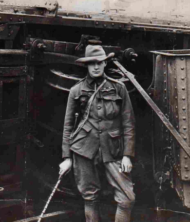 В молодости Черчиь был вполне симпатичным)