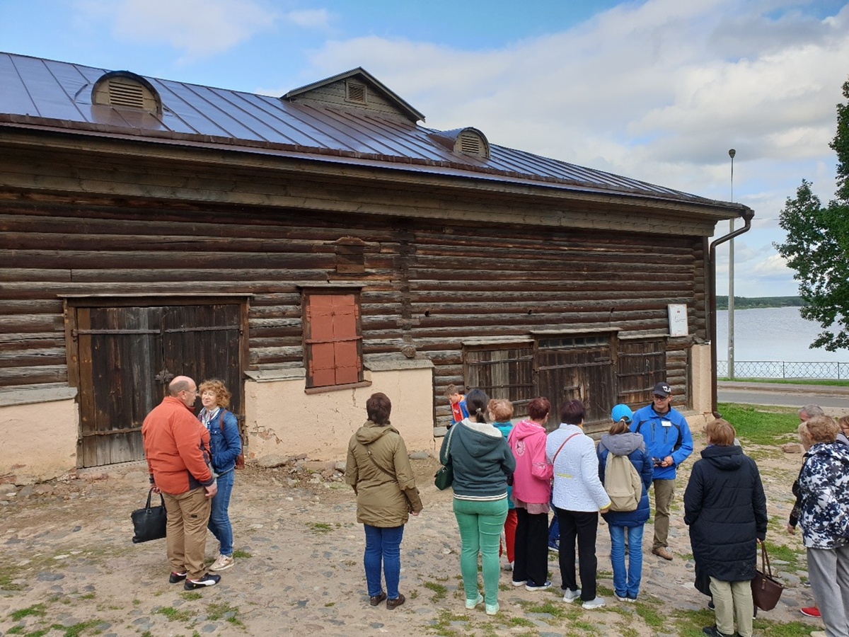 Туристы с теплохода на экскурсии в г. Мышкин Ярославской области. Обратите внимание: форма одежды и обуви - походная! 2019 год. Фото Сергея Васильева