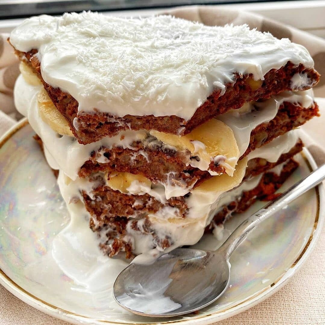 Шoколаднo-орeховый тортик с твoрoжным кpемoм и бaнaнoм