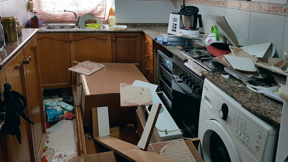 Упавшая кухня. На следующих фото - как она крепилась. Так здесь строят.