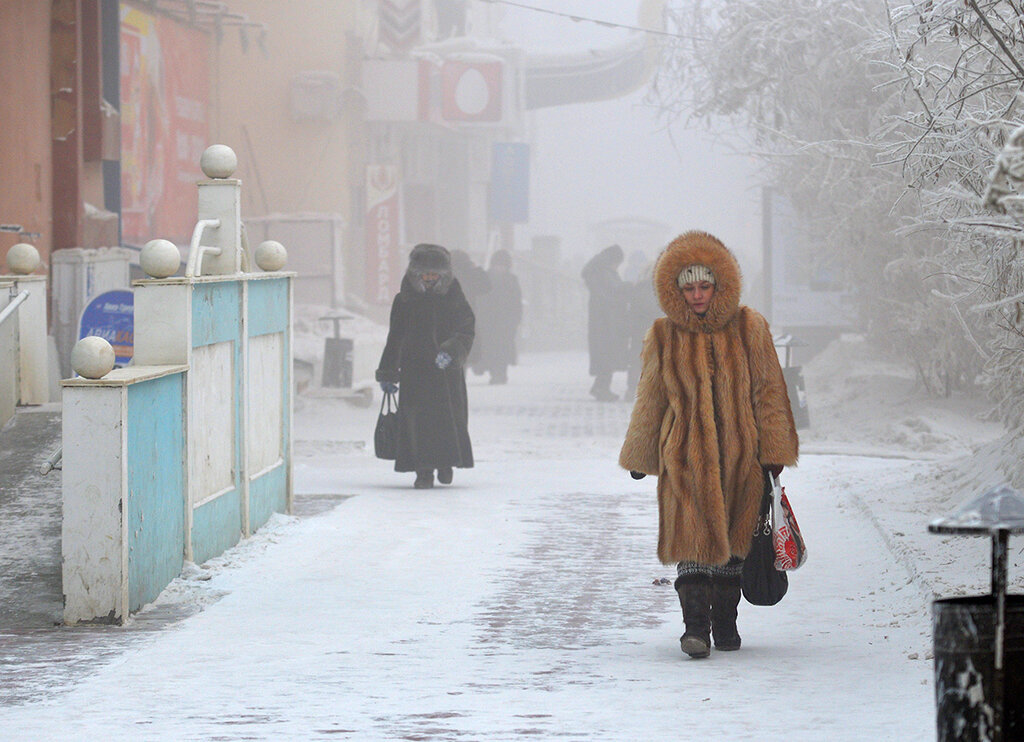 Якутск находится в дальневосточной части России, примерно в 450 километрах к югу от Полярного круга. Он носит звание самого холодного города на земле, с зимними температурами ниже -50°C.
-2