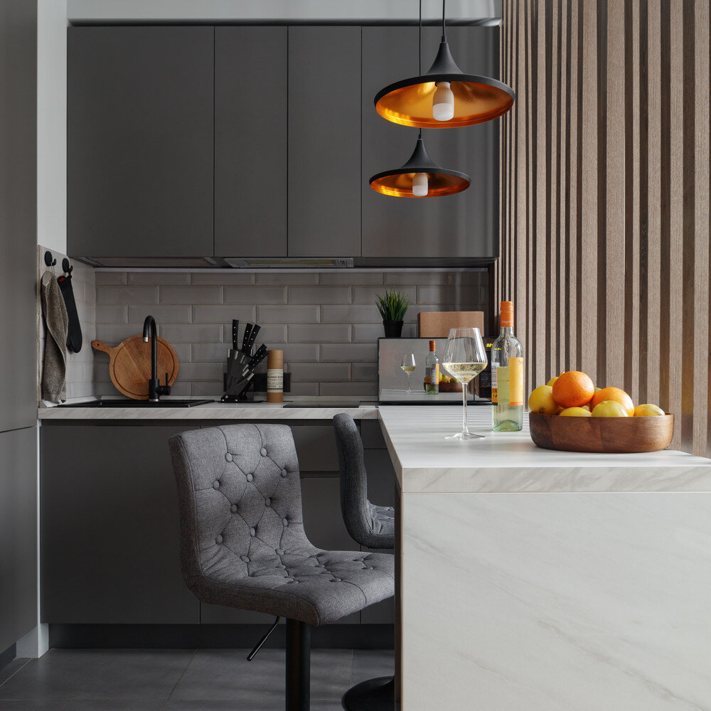 Кухню делали на заказ по эскизам дизайнера. 