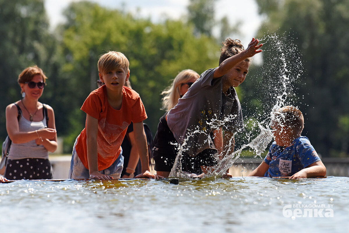 Михайловская набережная прогулка на теплоходе. Рыбинск для туристов. Куда сходить в гомеле на выходных. Михайловская набережная пикник. Гомельский центральный парк.
