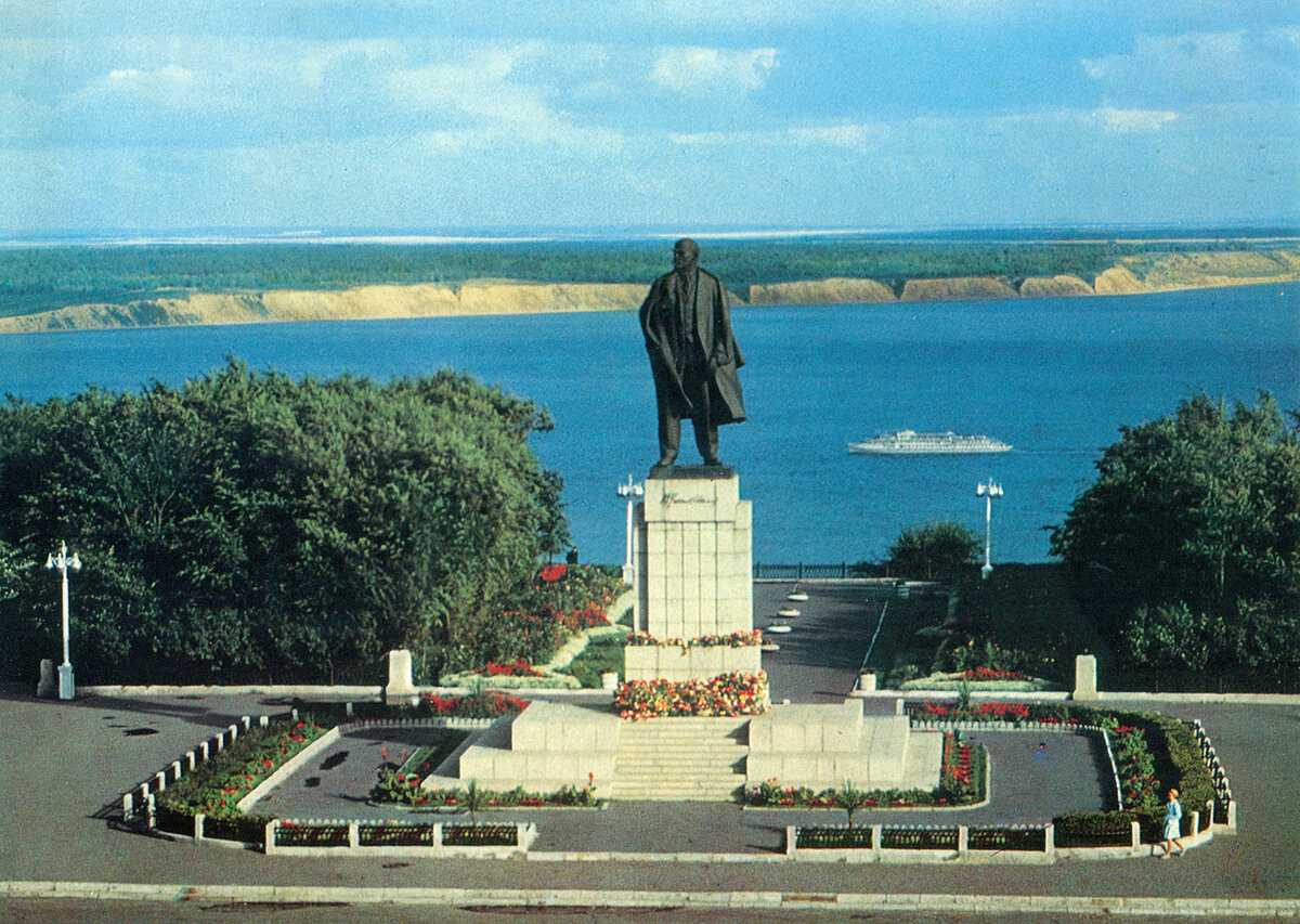 Памятник В. И. Ленину (скульптор М. Г. Манизер). 