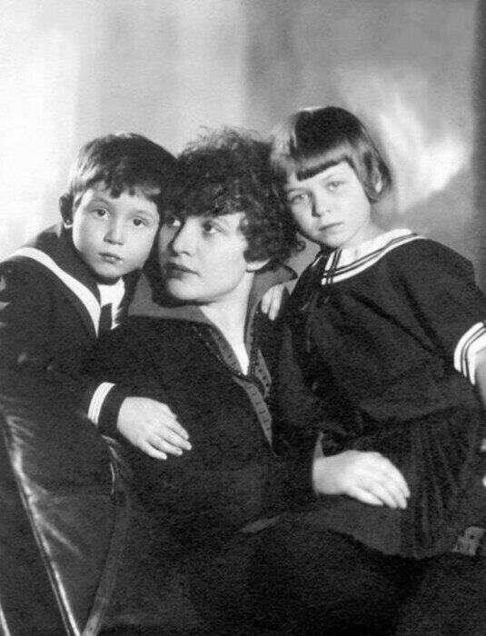Зинаида Райх с детьми — Таней и Костей Есениными