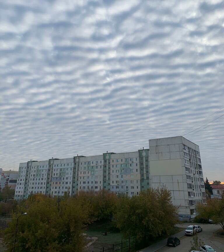 В туле в небе сегодня. Светящиеся объекты в небе над тульской областью сегодня. Комета над городом. Тула радуга. Непонятный светящийся объект.