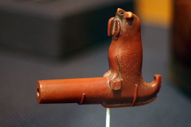 Сфотографирован в феврале 2009 года участником "Википедии любит искусство"shooting_brooklyn" Загружено из пула фотографий "Википедия любит искусство" на Flickr. Традиционный материал индейских трубок-Катлинит