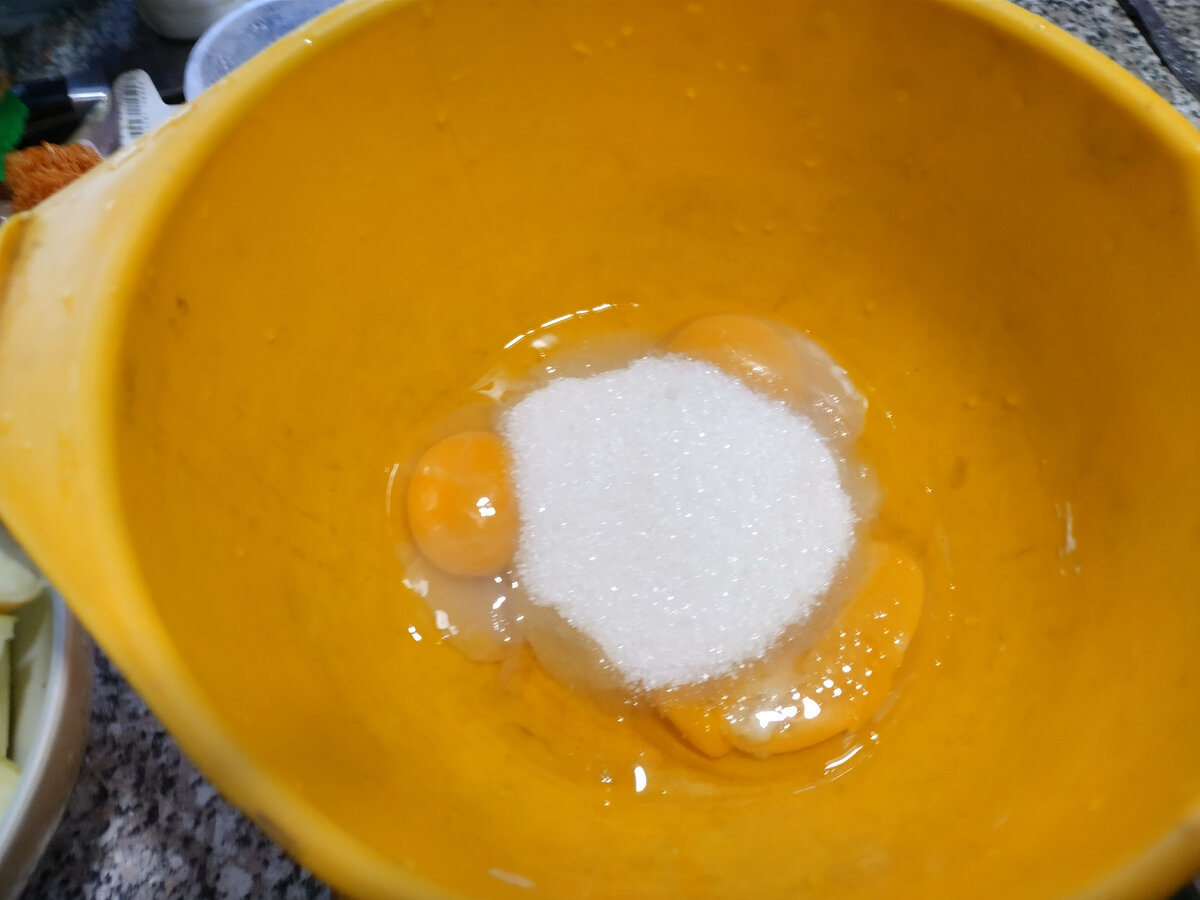 Три яйца и сахар (чуть меньше стакана)