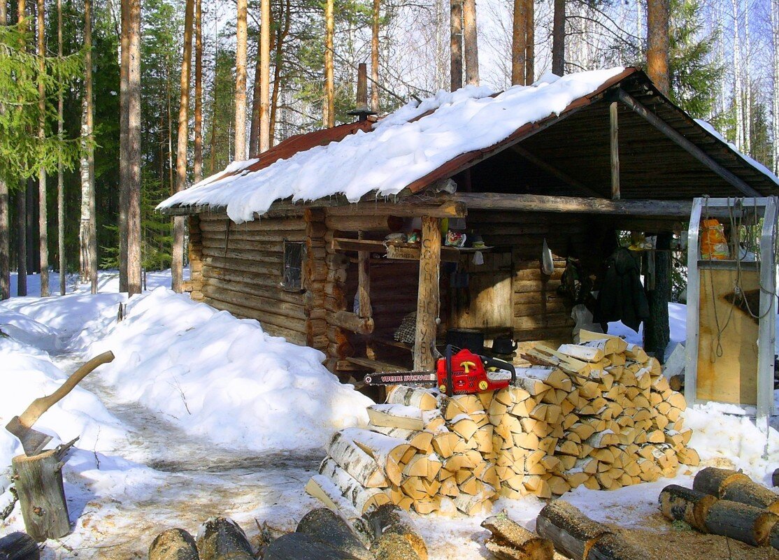 Охотничий домик в лесу зимой