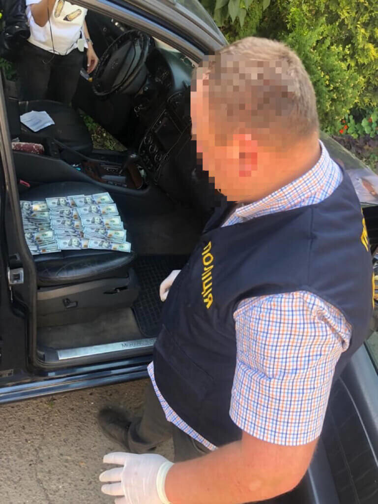 
Как стало известно из комментария в сети от некой Ольги, схема передачи взяток была до безобразия проста – пакеты с деньгами оставляли в машине: