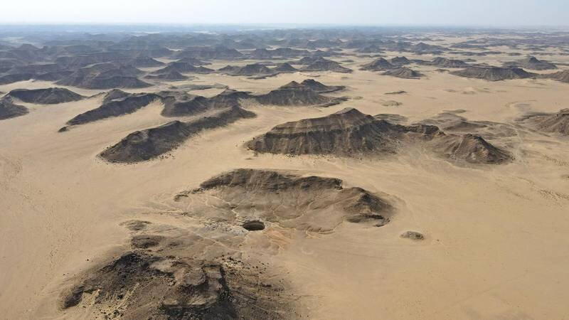 Бархаут находится среди каменистой пустыни. Фото: AFP