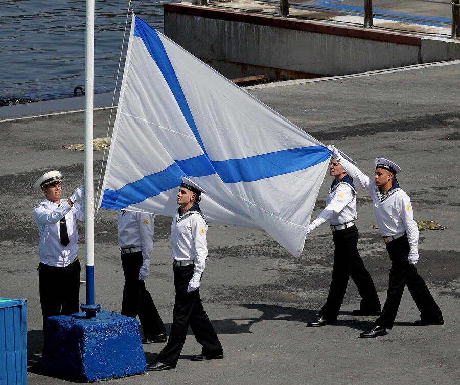 Андреевский флаг ютуб. Андреевский флаг ВМФ России. Андреевский флаг военно морского флота. Андреевский флаг символ российского флота. Андреевский флаг ВМФ России военно морской флот.