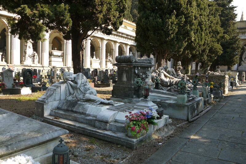 Мраморные надгробия кладбища Стальено