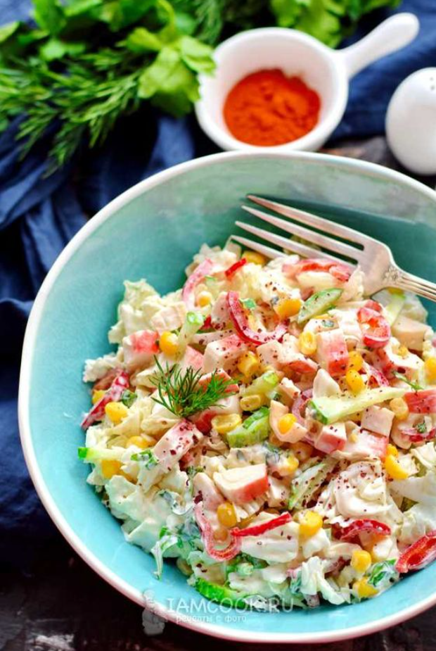 Ингредиенты Крабовые палочки – 150 г
Перец болгарский – 0,5 шт.
Пекинская капуста – 250 г
Огурец свежий – 1 шт.
Кукуруза консервированная – 100 г
Зелень свежая – 20 г
Майонез – 3 ст.л.
Перец, соль – по вкусу