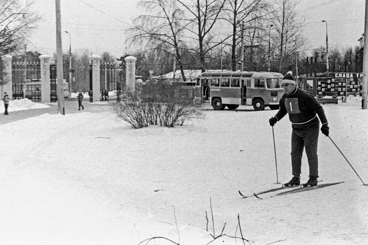 1976 год. Лыжники у главного входа в парк со стороны улицы Барклая