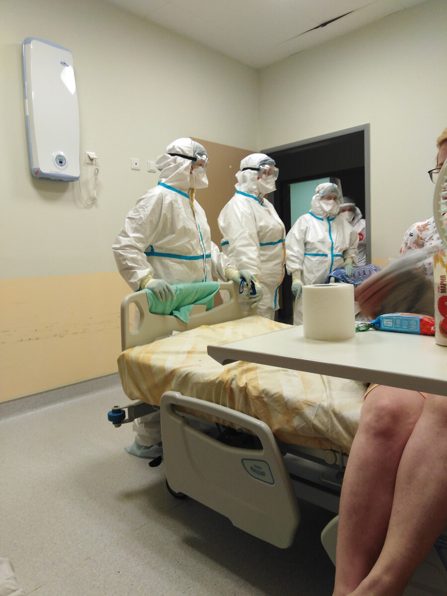 Вот такими делегациями к нам в палату среди ночи врывались медики с целью заставить делиться кислородными канюлями. "Не можете без них дышать? Ваши проблемы. Нам дано указание!" По другим вопросам этих медиков никогда не найти было днём с огнём.