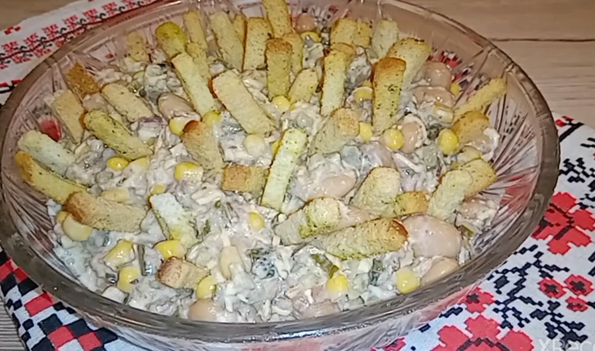Салат со шпротами, кукурузой и сухариками — рецепт с фото пошагово