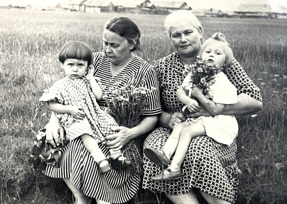 МОЯ ДОРОГАЯ БАБУШКА СЛЕВА.