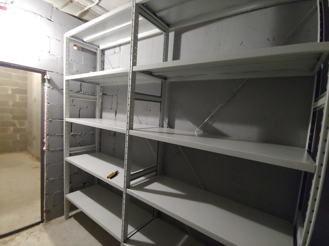 В отличие от первой подсобки не заморачивались ремонтом, просто покрасили стены и оказалось ничуть не хуже!