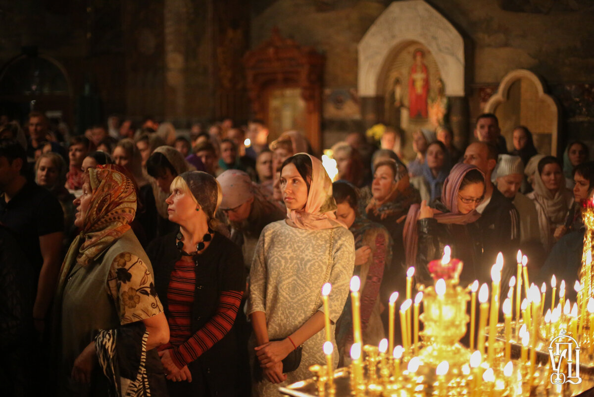 Свечи в храме на торжество Православия