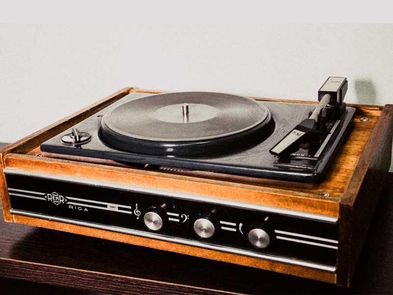Проигрыватель виниловых пластинок ссср изготавливали на любой вкус и кошелек. Конечно, встречались проигрыватели, скопированные с японских и европейских моделей, но советские инженеры нередко делали самостоятельные разработки. Среди них были как посредственные модели, так и произведения искусства, на которые и сегодня охотятся коллекционеры. Рассмотрим именно вторые проигрыватели пластинок ссср модели, разбираясь, в чем же их уникальность.