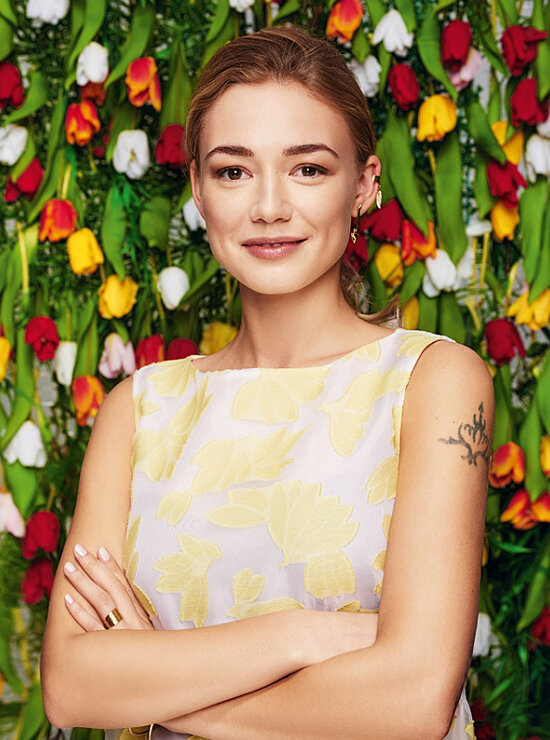 Оксана Акиньшина. Впервые мы увидели ее в драме Сергея Бодрова «Сестры». 13-летняя девочка с не по годам серьезным лицом и большими грустными глазами. Потом была несчастная Лиля, принесшая Оксане международную славу и даже несколько ролей в европейских фильмах. Образ роковой красотки Пользы в «Стилягах» сделал Акиньшину новым секс-символом российского кино.