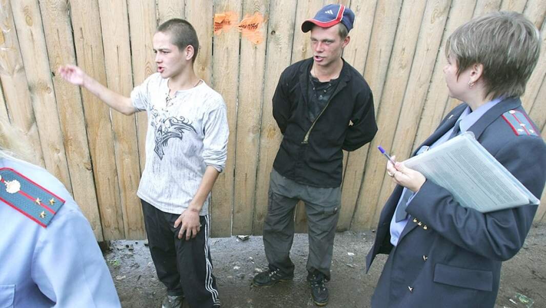 Эти подростки тоже решили пойти против системы и стали бродяжничать. Не очень приятная и романтичная картина, ведь так? Источник ТАСС.