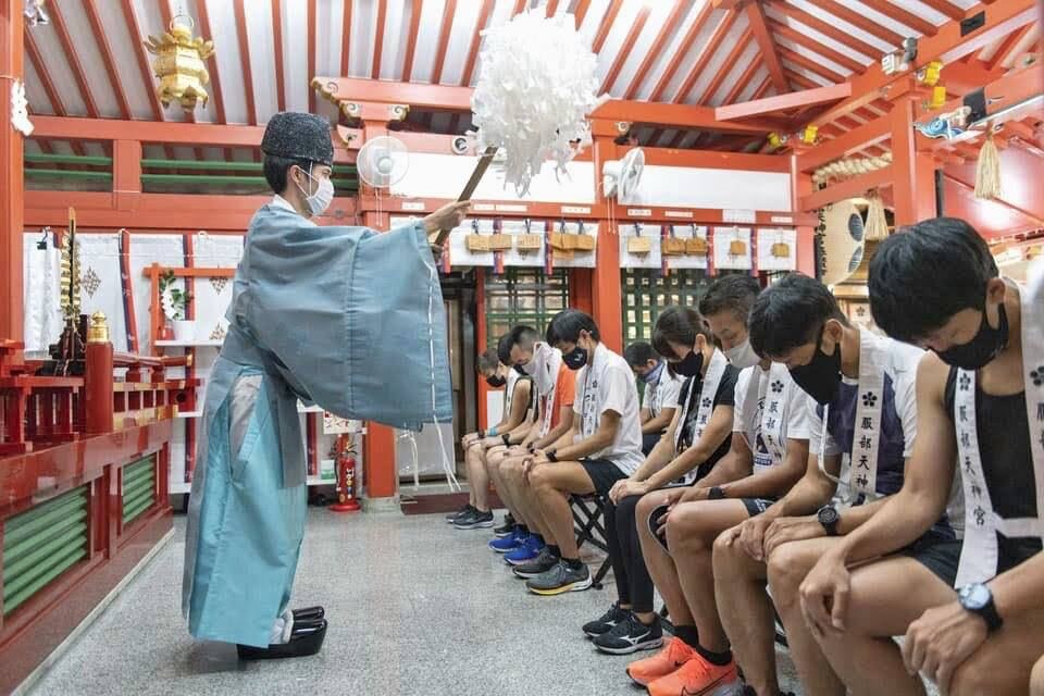 Японский чтобы привлечь народ к святилищу, служитель специально занялся бегом.