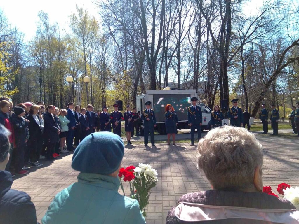 Суземка эвакуация. Парад у дома ветерана акция. Концерт у дома ветерана. Брянск парад. Акция парад у дома ветерана Донецк.