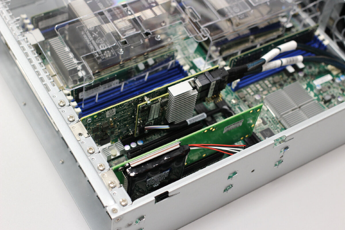 Используемый за основу корпус 825TQC-R802LPB предоставляет широкие возможности по оснащению сервера и его охлаждению