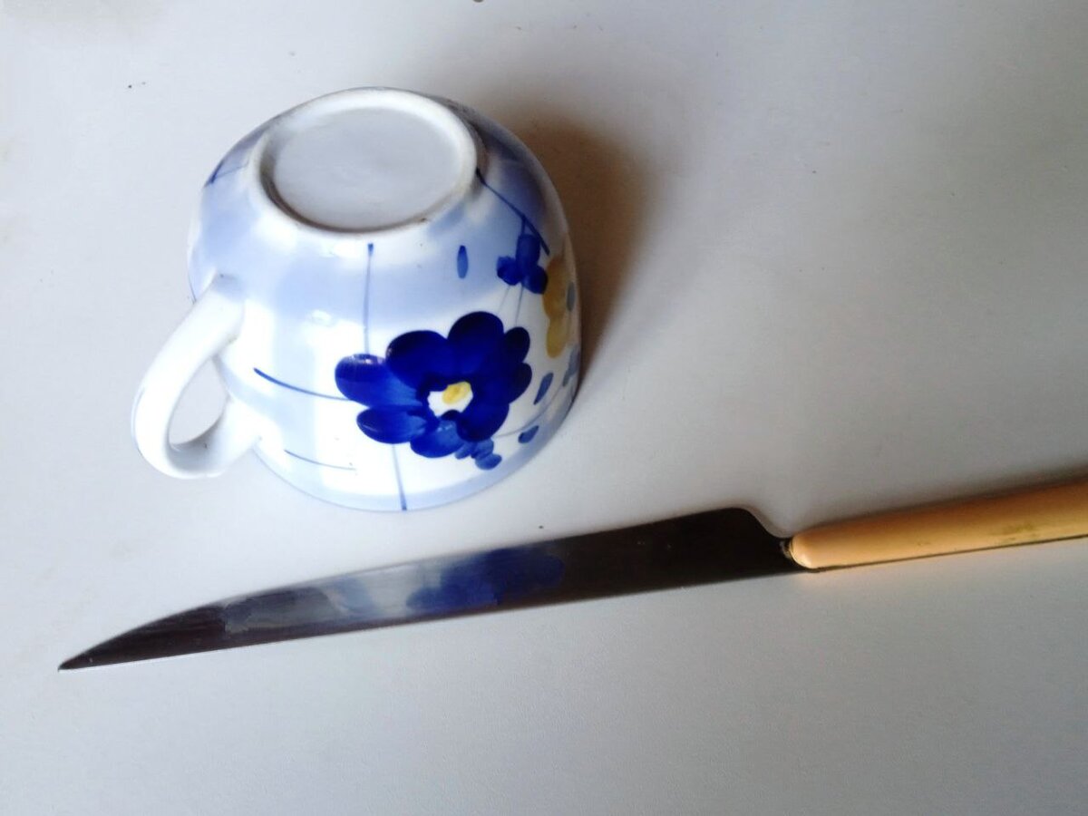 Точилкой для ножа станет донце кружки 