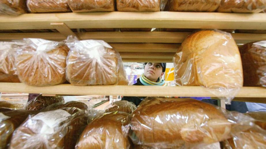 Дрожжевой хлеб может нанести вред людям, имеющим аллергию на дрожжи, а также тем, у кого имеются проблемы с нарушением микрофлоры кишечника. Об этом сайту NEWS.