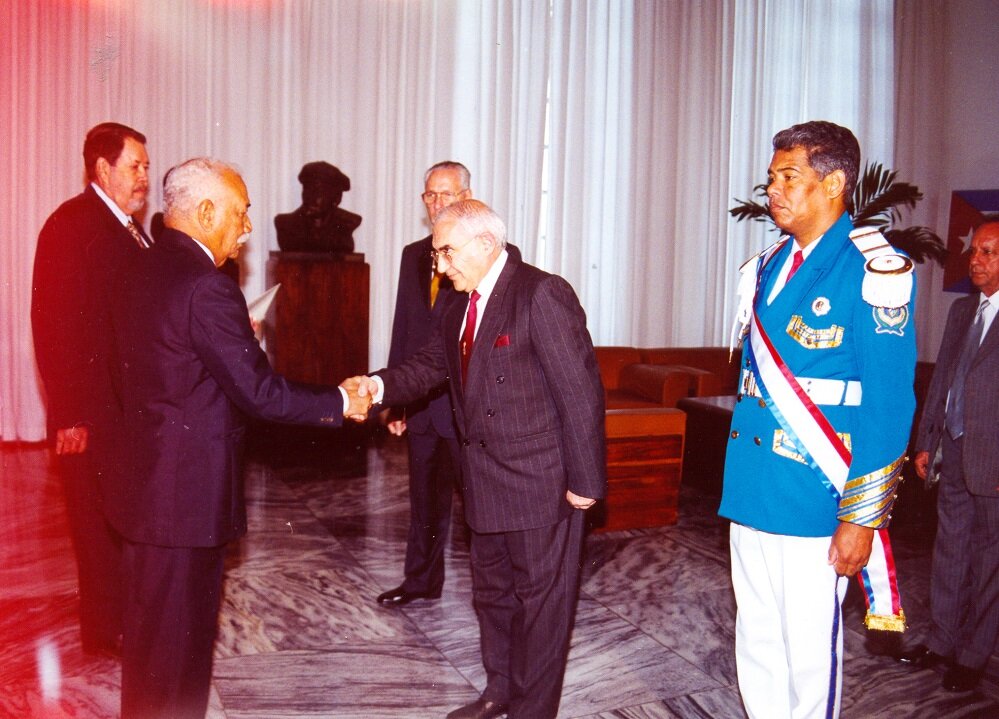 Ашот Мелик-Шахназаров – Чрезвычайный и Полномочный Посол Республики Армения  на Кубе; вручение верительных грамот, Гавана, 2001 год