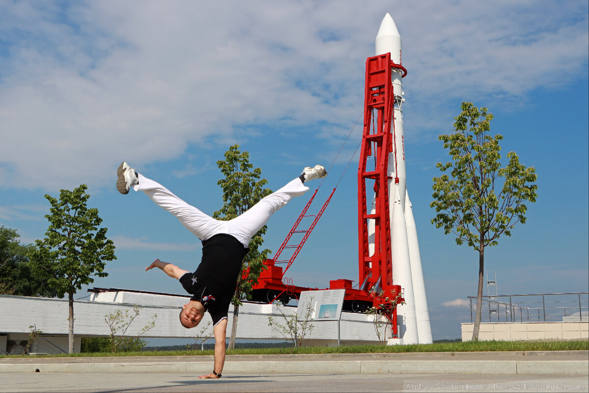 Моя традиционная фотография со стойкой на руке. Калуга. 2022 год.