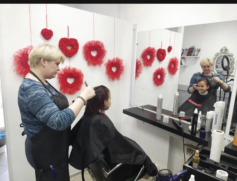 Вот уже больше 20 лет я просто счастлива, это мой укромный уголок, моя студия, где  я Волшебница с палитрой красок в руках 