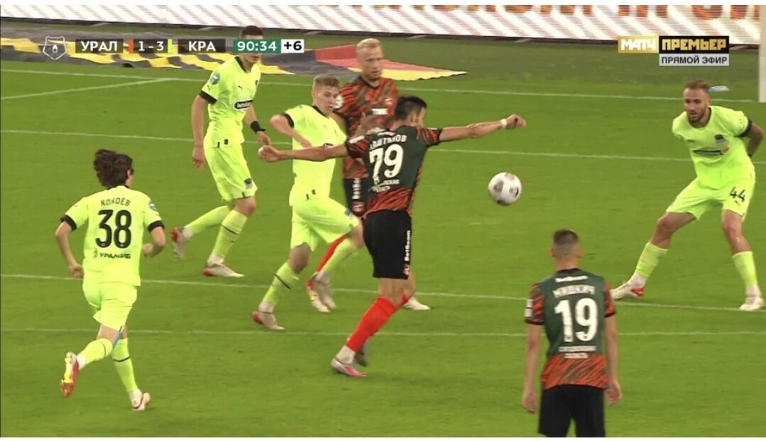 Алексей Каштанов забивает единственный гол "Урала" в матче с "Краснодаром" (1:3). Скриншот с видео "Матч Премьер"
