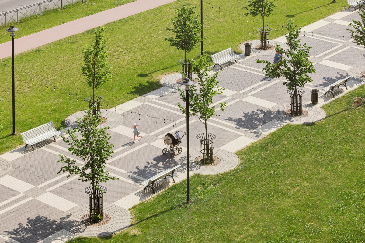 Еще один хороший признак: застройщик не только строит дома, но и благоустраивает улицы. Примером служит Екатерининская улица в Девяткино, где компания «МАВИС» создала пешеходную аллею.