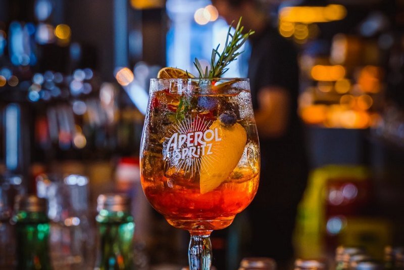 Ligare aperitivo spritz. Апероль шприц коктейль. ЛИГАРЕ аперетиво Спритц. Коктейль Апероль шприц с шампанским. Spritz place Екатеринбург.