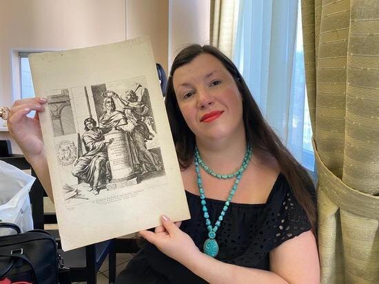     Ольга Бокадорова привезла в редакцию станинные гравюры, которые изъяли во время обыска, но потом вернули
