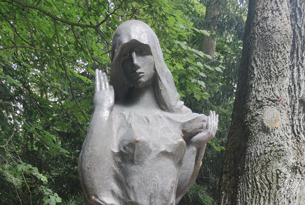 Скульптура Барбары в замковом парке. Фото автора.