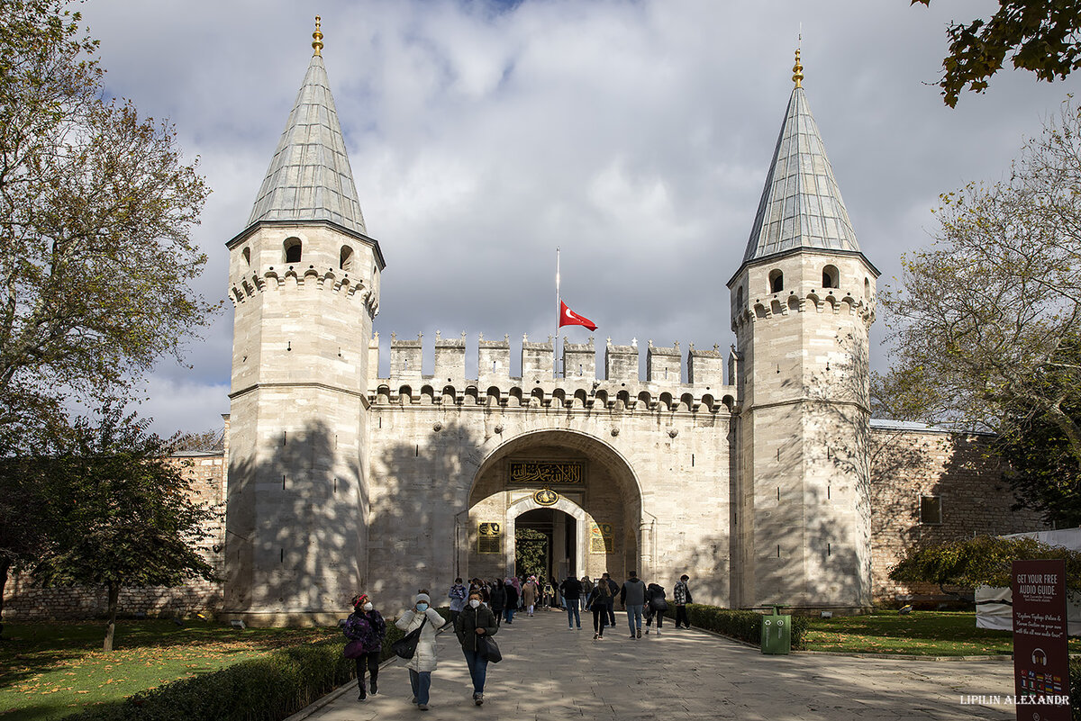 Дворец Топкапы (Topkapı Palace) - расположен в историческом центре Стамбула, на мысе Сарайбурну. (GPS координаты:41.012814, 28.984533) 