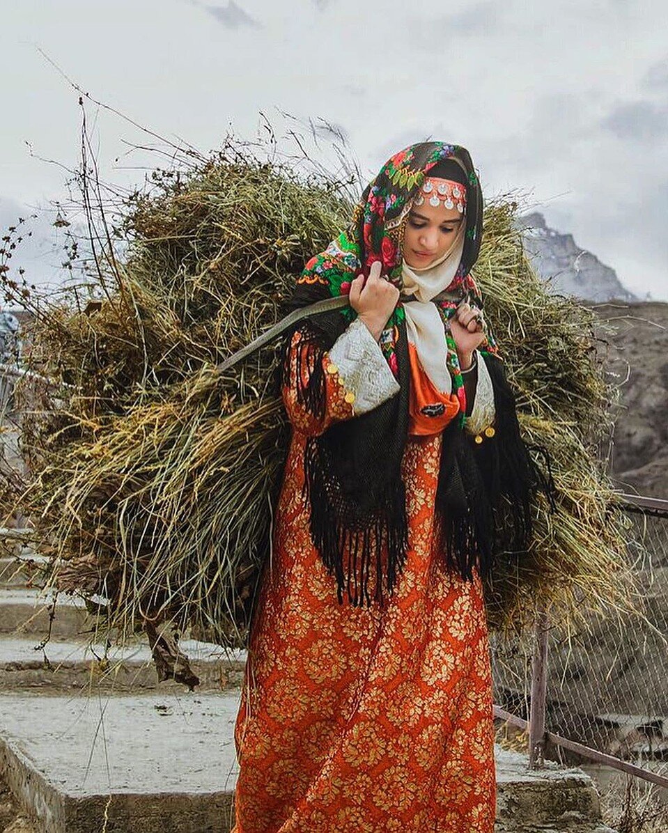 Фото из интернета и явно постановочное, но примерно вот такую картину я постоянно видела, только сена или хвороста было горааааздо больше, да и одеты девчонки были не в национальные костюмы, а в обычную одежду